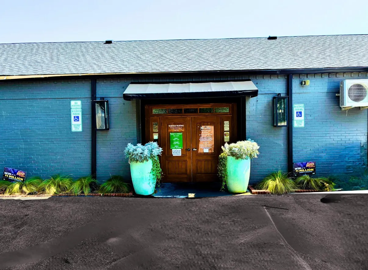 Outside Funkheizer's Billiards (The Cue) in Hickory